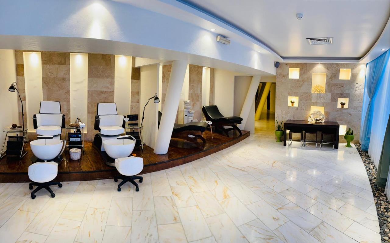 C Hotel Al Manamah Esterno foto